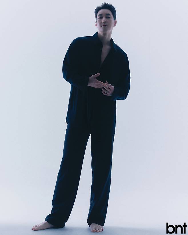 셔츠는 지오송지오 제품.