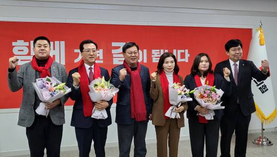 이상민 국회의원(대전 유성구을)을 따라 더불어민주당을 탈당했던 유성구을 지역 시·구의원들이 15일 국민의힘에 전격 입당했다. 정민지 기자