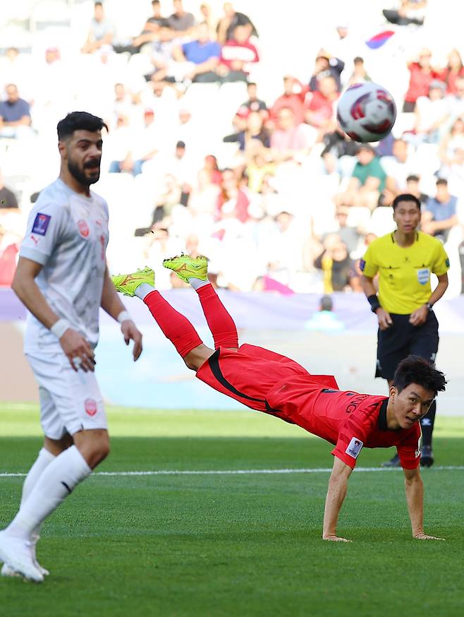 <yonhap photo-5139="">15일(현지시간) 카타르 도하 자심 빈 하마드 스타디움에서 열린 2023 아시아축구연맹(AFC) 아시안컵 조별리그 E조 한국과 바레인의 경기. 전반전 황인범이 헤더슛을 시도하고 있다. 사진=연합뉴스</yonhap>