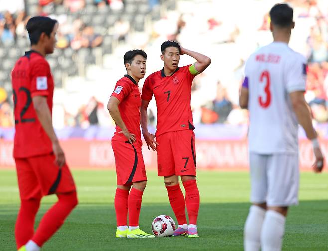 <yonhap photo-5375="">15일(현지시간) 카타르 도하 자심 빈 하마드 스타디움에서 열린 2023 아시아축구연맹(AFC) 아시안컵 조별리그 E조 한국과 바레인의 경기. 주장 손흥민과 이강인이 프리킥을 하기 앞서 대화를 나누고 있다. 사진=연합뉴스</yonhap>