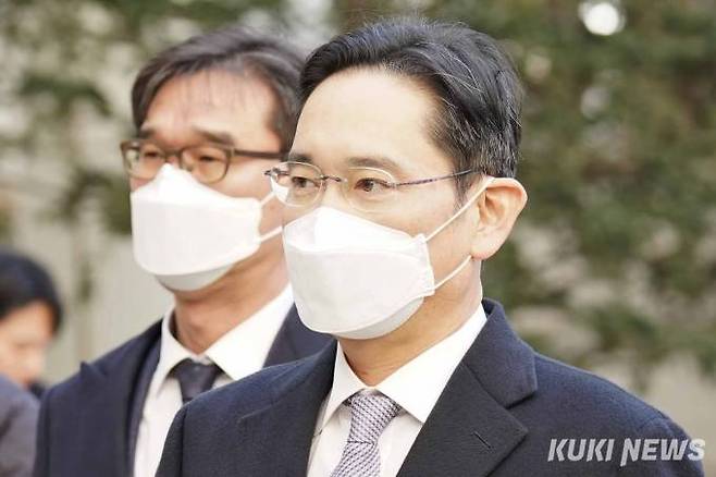 이재용 삼성전자 회장이 서울 서초구 서울중앙지방법원에서 열린 부당합병 의혹 관련 공판에 출석하고 있다. 사진=임형택 기자