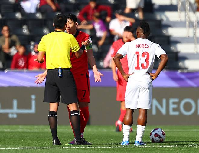 ▲ 마닝 주심의 이상한 판정에 항의하는 축구대표팀 주장 손흥민. ⓒ연합뉴스