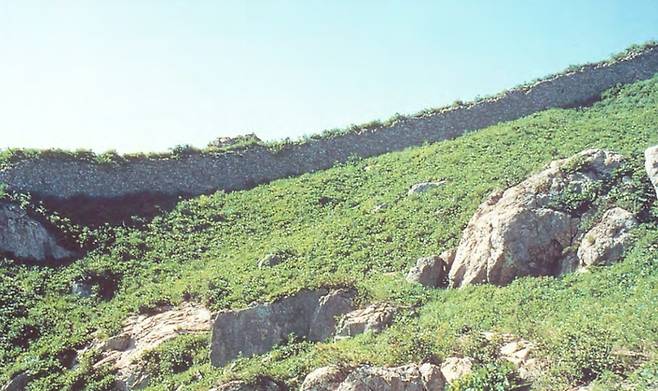 곽주성(능한산성·북한 국보 61호). 흥화진과 통주성 점령에 실패한 거란군은 곽주성으로 진격했다. 곽주성은 결국 중과부적으로 함락됐다. 거란군은 6000명을 성에 잔류시켰다. /출처: 국립문화재연구소, <사진으로 본 북한 국보유적>, 2006
