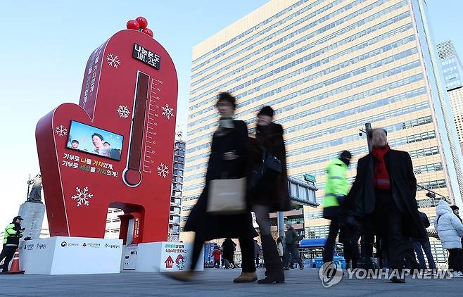 101.2도 기록한 사랑의 온도탑 (서울=연합뉴스) 김성민 기자 = 15일 오후 서울 종로구 광화문광장에 설치된 사랑의 온도탑에 나눔온도가 101.2도로 표시되고 있다. 사랑의열매 사회복지공동모금회는 기부금 총액이 4천440억원으로 집계돼 목표를 조기 달성했다고 밝혔다. 2024.1.15 ksm7976@yna.co.kr