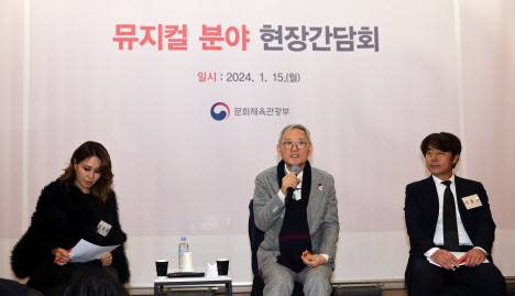유인촌 문화체육관광부 장관이 15일 서울 동대문구 경희대 평화의전당에서 뮤지컬 제작사 대표, 배우를 비롯한 한국뮤지컬협회, 한국뮤지컬제작사협회 등 관련 단체 관계자들을 만나 ‘K-뮤지컬’의 해외 진출 방안을 논의하고 있다(사진=문화체육관광부 제공).