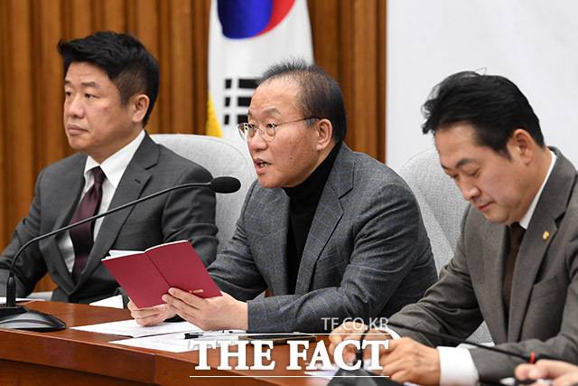 윤재옥 국민의힘 원내대표가 16일 더불어민주당을 향해 4월 총선에 적용할 비례대표 제도 합의를 압박하며 "병립형 비례대표 제도로 회귀하자"고 촉구했다. 윤재옥 국민의힘 원내대표(가운데)가 12일 오전 서울 여의도 국회에서 열린 원내대책회의에서 발언을 하고 있다. /남용희 기자