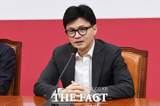 한동훈 국민의힘 비상대책위원장 딸의 '스펙쌓기' 의혹을 수사한 경찰이 1년 8개월 만에 혐의가 없다고 판단했다. 사진은 한 위원장이 15일 국민의힘 국민인재 영입 환영식에서 발언하는 모습. /남용희 기자