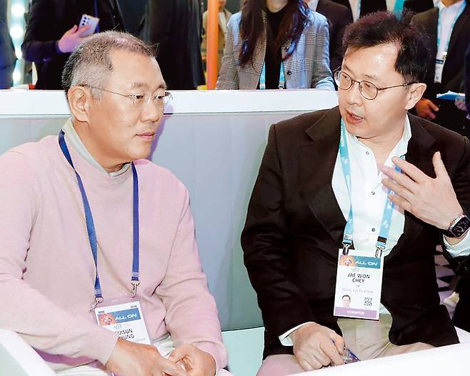 앞서 9일(현지 시간) ‘CES 2024‘에서 최재원 SK온 수석부회장(오른쪽)이 정의선 현대차그룹 회장(왼쪽)과 대화하고 있다. SK온 제공