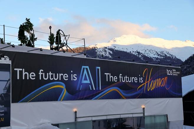 15일(현지시간) 스위스 다보스 세계경제포럼(WEF) 총회 개막날 인공지능(AI)이 미래라는 구호가 적인 타타컨설턴시서비스의 현수막이 건물에 설치된 모습.로이터뉴스1