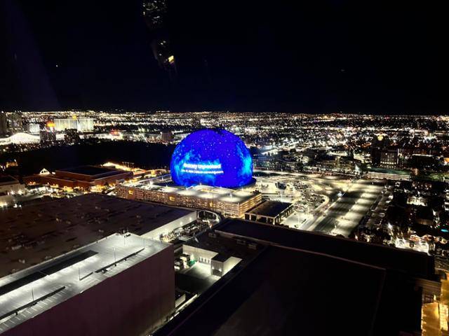 11일 미국 네바다주 라스베이거스의 구형 공연장 스피어를 인근 고층 건물에서 바라본 모습. 라스베이거스=뉴스1