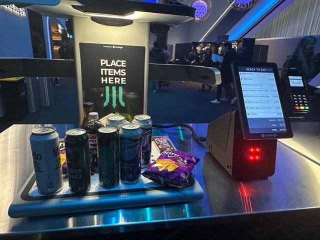 미국 라스베이거스에 위치한 구형 공연장 '스피어'의 내부 매점 내 셀프 계산 시스템. 제품 바코드를 일일이 찍지 않아도 저울에 제품을 올리기만 하면 화면에 각 제품 가격과 지불 총액이 자동으로 계산돼 표시된다. 라스베이거스=이서희 특파원