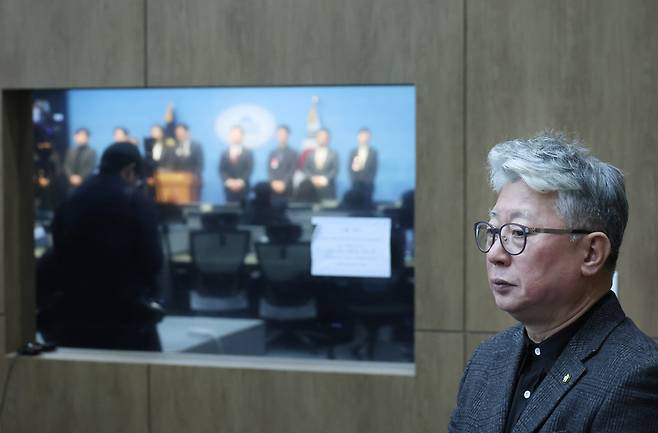 미래대연합 창당을 준비 중인 조응천 의원이 오늘(16일) 국회에서 탈당 기자회견 중인 더불어민주당 청년당원들을 바라보고 있다. / 사진 = 연합뉴스