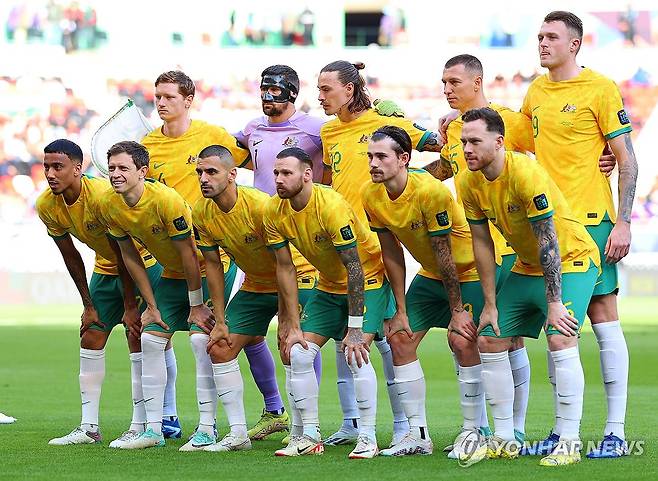팀포토 촬영하는 호주 대표팀 (알라이얀=연합뉴스) 김도훈 기자 = 13일 오후(현지시간) 카타르 알라이얀 아흐마드 빈 알리 스타디움에서 열린 2023 아시안컵 호주와 인도의 경기. 호주 대표팀 선수들이 팀포토를 촬영하고 있다. 2024.1.13 superdoo82@yna.co.kr