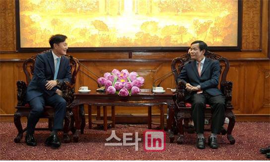 최상주 KX그룹 회장(왼쪽)과 응우옌 푸엉 후에성장이 의견을 나누고 있다. (사진=KX그룹)