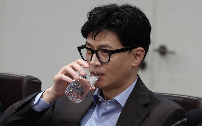 2023년 6월13일 한동훈 당시 법무부 장관이 서울 용산 대통령실 청사에서 열린 제24회 국무회의에 참석해 물을 마시고 있다. 대통령실사진기자단