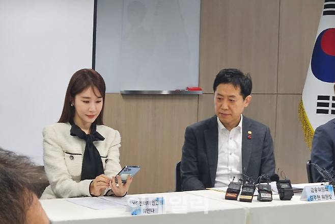 배우 유인나씨(왼쪽)이 용종보험 비교추천서비스를 경험하고 있다. (사진=유은실 기자)