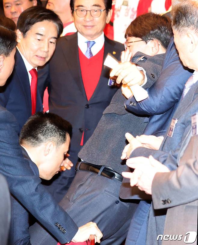 강성희 진보당 의원이 18일 전북 전주시 한국소리문화의전당 모악당에서 열린 전북특별자치도 출범식에서 윤석열 대통령과 인사를 나누던 중 "국정기조 바꿔야 된다"라고 말한 후 경호원들에게 끌려나가고 있다. 2024.1.18/뉴스1 ⓒ News1 전북사진기자단