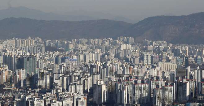 부동산 시장 침체가 이어지고 있는 16일 서울 남산에서 바라본 아파트 단지 모습.. 2024.1.16/뉴스1 ⓒ News1 이광호 기자