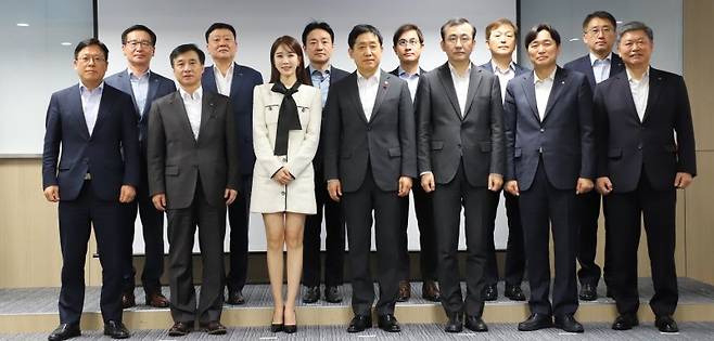 19일 플랫폼 보험상품 비교·추천 서비스 개시를 앞두고 18일 서울 종로구 손해보험협회에서 서비스 시연회가 열렸다. 이날 행사에는 김주현 금융위원장(앞줄 왼쪽 네번째), 이세훈 금감원 수석부원장(앞줄 왼쪽 다섯번째), 김철주 생명보험협회장(앞줄 왼쪽 두번째), 이병래 손해보험협회장(앞줄 왼쪽 여섯번째), 유인나 농협손해보험 모델(앞줄 왼쪽 세번째) 등이 참석했다. 손보협회 제공