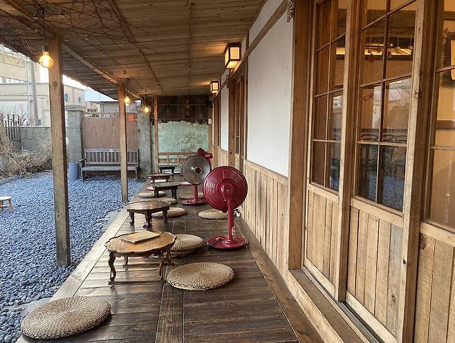 ‘강냉이소쿠리’ 밖 풍경. 박미향 기자