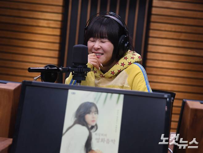 CBS 라디오 '최강희의 영화음악' DJ를 맡고 있는 배우 최강희가 16일 서울 양천구 CBS사옥에서 가진 인터뷰 당시 포즈를 취하고 있다. 황진환 기자