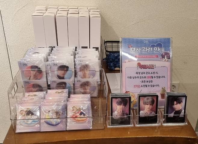 신작 '러브앤딥스페이스' 굿즈들.