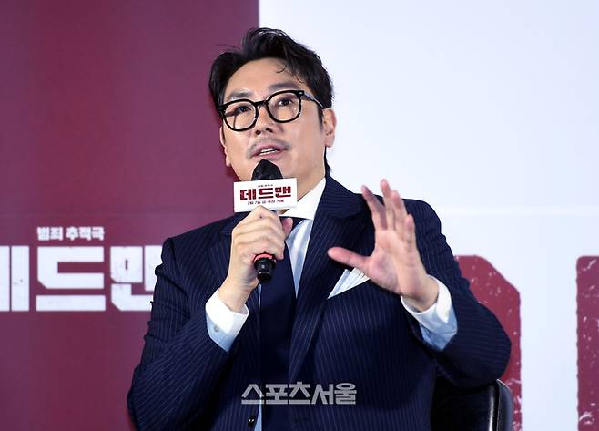 조진웅이 19일 서울 메가박스 성수에서 열린 영화 ‘데드맨’ 제작보고회에서 답변을 하고 있다. ‘데드맨’은 이름값으로 돈을 버는, 일명 바지사장계의 에이스 이만재(조진웅 분)가 1000억 횡령 누명을 쓰고 죽은 사람으로 살아가게 된 후 진범을 찾기 위해 나서는 이야기를 담은 영화로 다음 달 7일 개봉 예정이다.2024. 1. 19.최승섭기자 thunder@sportsseoul.com