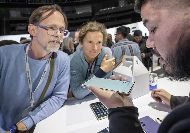 이날 행사에 참석한 2100명은 체험존에서 삼성 최초의 인공지능(AI)폰 갤럭시 S24 시리즈를 직접 사용해 봤다. 삼성전자 제공