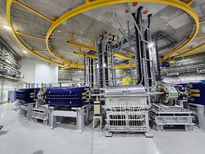 세브란스병원이 공개한 중입자치료센터 내 중입자가속기의 모습. 꿈의 암치료법으로 각광받고 있으나 비싼 비용이 단점이다. 사진=뉴시스