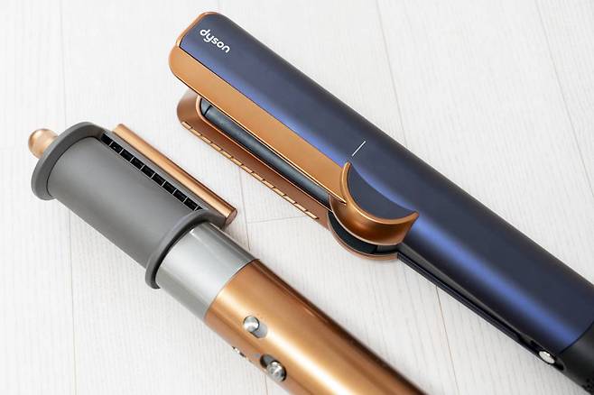 다이슨 에어랩 멀티 스타일러와 다이슨 에어스트레이트 스트레이너 / 출처=IT동아