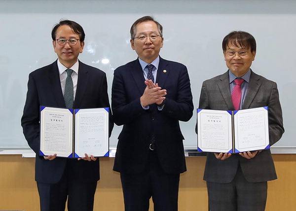 지난해 11월 부산항만공사(BPA)와 울산항만공사(UPA)는 동남권 항만 친환경 선박연료 벙커링 산업 활성화를 위한 업무협약을 체결했다. 국제신문DB