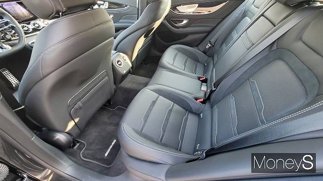 메르세데스-AMG GT 43 4MATIC+의 2열은 성인 남성이 앉기에는 다소 좁게 느껴진다. /사진=김창성 기자