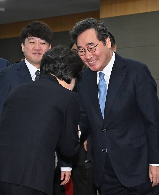 이낙연(오른쪽) 더불어민주당 전 대표가 9일 서울 여의도 국회 의원회관에서 열린 양항자 대표의 출판기념회에 참석해 양 대표와 인사를 나누고 있다. 임세준 기자