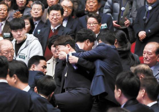 진보당 강성희 의원이 지난 18일 전주시 덕진구 한국소리문화의전당 모악당에서 열린 전북특별자치도 출범식에서 윤석열 대통령이 입장하며 참석자들과 악수하는 동안 경호원들에게 제지당해 끌려나가고 있다. 연합뉴스