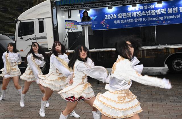 ▲ 강일여고 레너스 치어리딩팀이 강원2024대회 붐업 및 성공 개최 염원을 담아 열정적인 치어리딩을 선보이면서 행사 분위기를 끌어올렸다. 서영