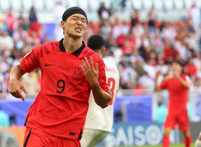 20일(현지시간) 카타르 도하 앗수마마 스타디움에서 열린 2023 아시아축구연맹(AFC) 카타르 아시안컵 조별리그 E조 2차전 요르단과 한국의 경기. 조규성이 자신의 슛이 골대를 벗어나자 아쉬워하고 있다. /연합뉴스