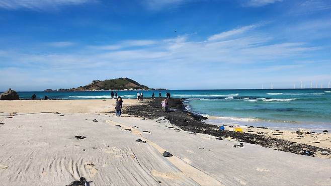 지난 16일 제주 협재해수욕장 모습. 평일임에도 관광객들이 제법 있었지만, 해수욕장 주변 상인들은 "예전에 비하면 30~40% 적다"고 입을 모았다./배준용 기자