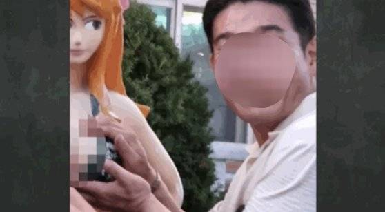 김모 양산시의원(무소속)이 지난해 의정활동 중 일본 만화영화 '원피스'의 여성 캐릭터 나미의 신체 부위를 만지며 웃고 있는 모습. 사진JTBC ‘사건반장’ 화면 캡처