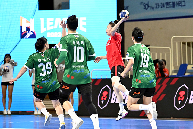 윙득점을 노리는 삼척시청 김선화. 사진=한국핸드볼연맹 제공
