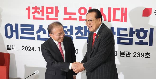 국민의힘 윤재옥 원내대표와 대한노인회 김호일 회장이 지난 17일 국회에서 열린 '어르신 정책 간담회'에서 인사하고 있다. /연합뉴스