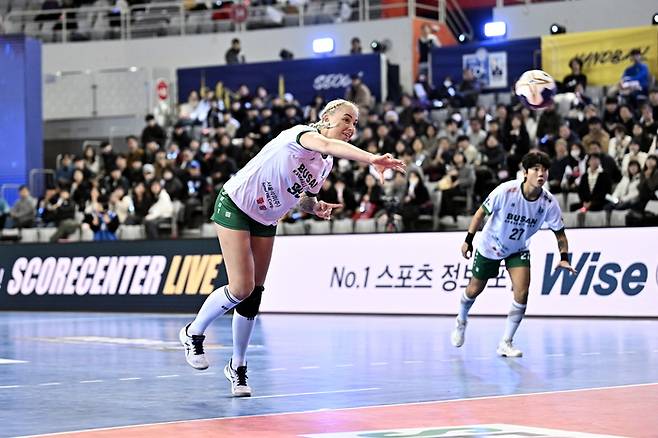 부산 알리나 몰코바가 슈팅을 하고 있다. 기장 | 한국핸드볼연맹