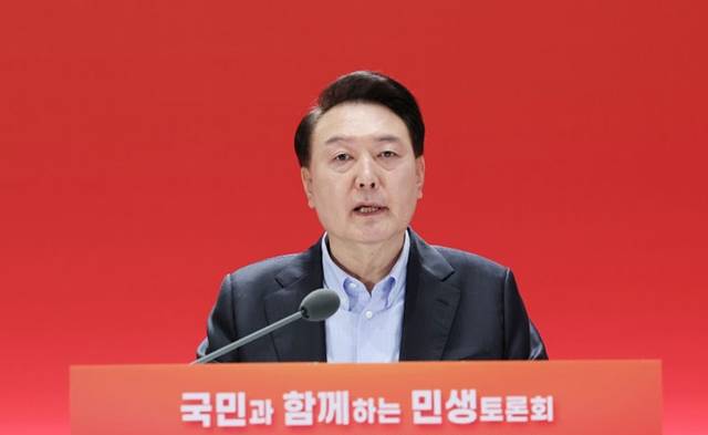 윤석열 대통령이 은행이 고금리로 역대급 이자이익을 거두고 있다는 점을 재차 지적했다. 사진은 윤석열 대통령이 17일 서울 여의도 한국거래소에서 '상생의 금융, 기회의 사다리 확대' 주제로 열린 네 번째 국민과 함께하는 민생토론회에서 발언하고 있는 모습. /뉴시스