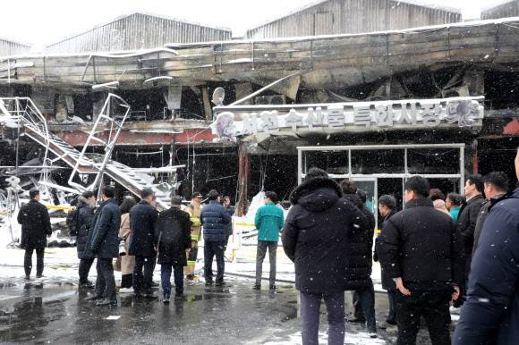 윤석열 대통령이 23일 충남 서천군 서천읍 서천특화시장 화재 현장에서 국민의힘 한동훈 비상대책위원장과 만나 함께 현장을 점검하고 있다. 연합뉴스