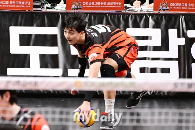 오기노 마사지 감독의 사인을 보면서 볼을 앞으로 놓치는 OK금융그룹 김건우 / 한국배구연맹.