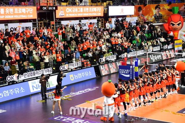 KB손해보험을 잡으며 5연승을 기록한 OK금융그룹 선수들이 팬들과 기뻐하고 있다 / 한국배구연맹.