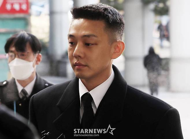 마약류 관리에 관한 법률 위반(향정) 등 혐의로 기소된 배우 유아인(본명 엄홍식)이 22일 오전 서울 서초구 중앙지법에서 열린 공판에 출석하고 있다. 유아인은 지난해 10월 프로포폴 상습 투약, 타인 명의 수면제 불법 처방 매수, 대마흡연 및 교사, 증거인멸교사 등 혐의로 불구속 기소됐다. 2024.01.22 /사진=김창현
