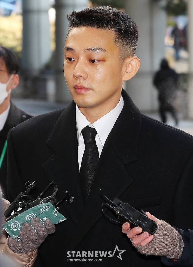 마약류 관리에 관한 법률 위반(향정) 등 혐의로 기소된 배우 유아인(본명 엄홍식)이 22일 오전 서울 서초구 중앙지법에서 열린 공판에 출석하고 있다. 유아인은 지난해 10월 프로포폴 상습 투약, 타인 명의 수면제 불법 처방 매수, 대마흡연 및 교사, 증거인멸교사 등 혐의로 불구속 기소됐다. 2024.01.22 /사진=김창현