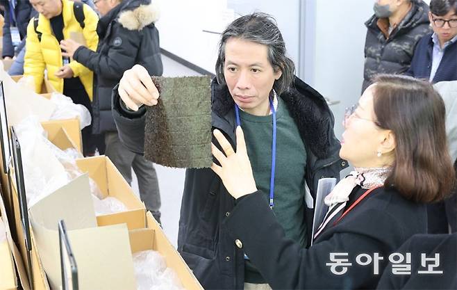 충남 서천군에 전국 최초로 문을 연 ‘국제 마른김 거래소’를 23일 찾은 해외 바이어가 마른김을 들고 직원의 설명을 듣고 있다.
전날 개소식을 열고 본격적인 운영에 들어간 마른김 거래소에는 이틀 동안 50여 명의 해외 바이어가 방문해 첫 계약이 성사됐다.
서천=이정훈 기자 jh89@donga.com
