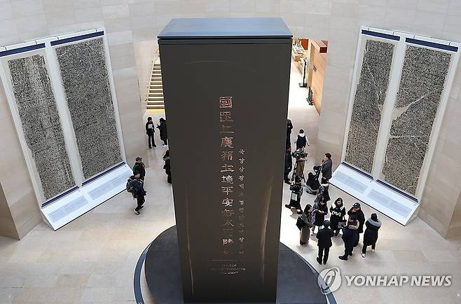 국립중앙박물관, 광개토왕비 디지털 영상으로 재현 (서울=연합뉴스) 이지은 기자 = 24일 서울 용산구 국립중앙박물관 상설전시관 '역사의 길'에 디지털로 재현한 광개토대왕릉비가 전시돼 있다. 박물관에서 새롭게 태어난 비석은 중국 지안(集安)에 있는 유물 모습 그대로로 높이 7.5m(받침대 포함 시 8m), 너비 2.6m 크기의 발광다이오드(LED) 기둥에는 사진과 영상 자료를 토대로 구현한 비석 모습을 각 면에서 볼 수 있다. 2024.1.24 jieunlee@yna.co.kr