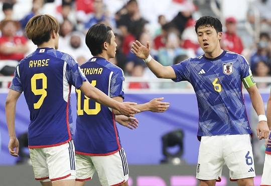 일본 축구대표팀 엔도가 24일 아시안컵 조별예선 3차전 인도네시아와의 경기에서 후반 멀티골을 기록한 우에다와 인사 나누고 있다. (뉴시스)